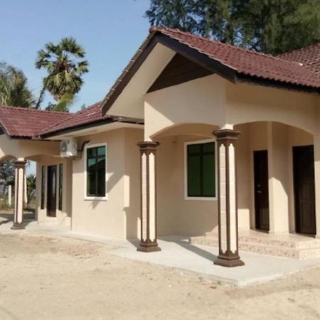 Faris'S Homestay & Resort Pasir Puteh Exterior photo